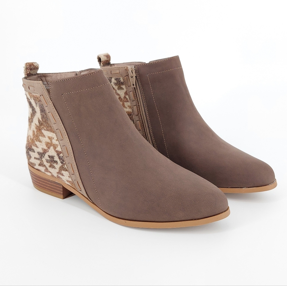Comfort Est. 1946 Southwestern Ankle Booties, Sz 9W